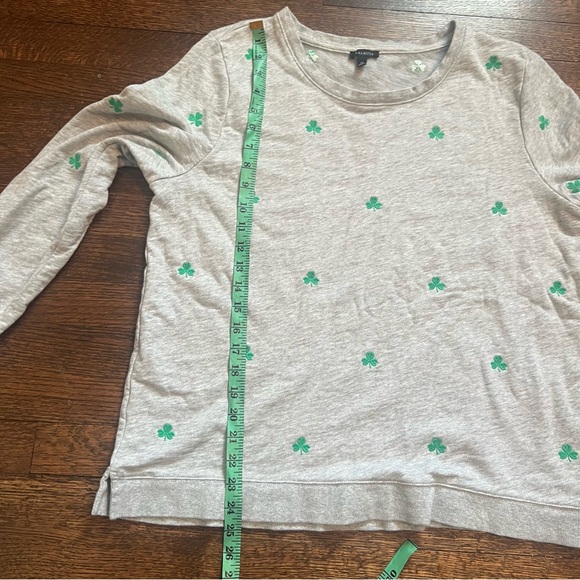 Talbots gray sweatshirt with embroidered green Shamrocks. Size XL - Picture 8 of 10